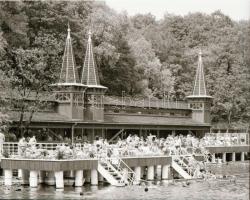 1986. március 3. A hévízi tófürdő épületeinek maradványai a tűzvész után, 4 db feliratozott sajtófot...