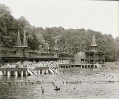 1986. március 3. A hévízi tófürdő épületeinek maradványai a tűzvész után, 4 db feliratozott sajtófot...