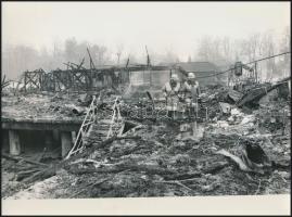 1986. március 3. A hévízi tófürdő épületeinek maradványai a tűzvész után, 4 db feliratozott sajtófot...