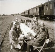 Thöresz Dezső (1902-1963) békéscsabai gyógyszerész és fotóművész szolgálatot teljesített egy sebesültszállító vonaton Bp. és Kijev között, és elkísérte a 2. magyar hadsereg kivonulását is a Don-kanyarhoz. Hagyatékában fennmaradtak az általa, út közben készített felvételek. Ebben a tételben 13 db vintage negatív szerepel, 6x6 cm és 4,5x6 cm