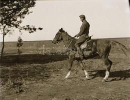 Thöresz Dezső (1902-1963) békéscsabai gyógyszerész és fotóművész szolgálatot teljesített egy sebesül...