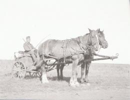 Thöresz Dezső (1902-1963) békéscsabai gyógyszerész és fotóművész szolgálatot teljesített egy sebesül...