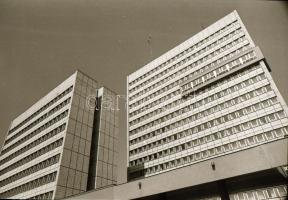 cca 1976 Kecskeméti városképek, életképek, épületfotók, a város fejlődése, stb., helytörténeti szemp...