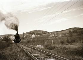 cca 1956 A Balaton partján közlekedő vasúti szerelvény - közelről, távolról, Kotnyek Antal (1921-199...
