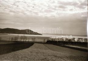cca 1956 A Balaton partján közlekedő vasúti szerelvény - közelről, távolról, Kotnyek Antal (1921-199...