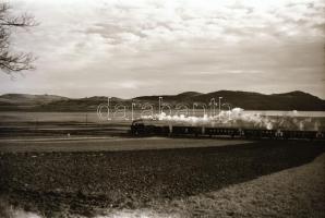 cca 1956 A Balaton partján közlekedő vasúti szerelvény - közelről, távolról, Kotnyek Antal (1921-199...