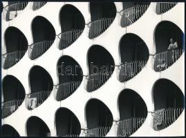 cca 1975 Magyar Alfréd (1931) feliratú, 2 db vintage fotóművészeti alkotás (Üdülők), 14x24 cm és 18x...