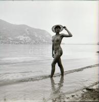 cca 1980 Életvidám modellek, szolidan erotikus felvételek, 8 db vintage negatív (6x6 cm) + 11 vintag...