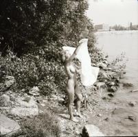 cca 1985 A szabadidő remek eltöltése, szolidan erotikus felvételek, 6 db vintage negatív (6x6 cm) + ...