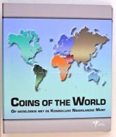 Coins of the World feliratú gyűrűs album, benne berakólapok forgalmi sorok számára. Használt állapotban.