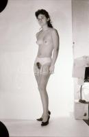 cca 1975 Kedvenc lemezével, szolidan erotikus felvételek, 21 db vintage negatív 24x36 mm