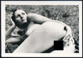 cca 1972 Niki és a nikotin, extrém erotika, vintage fotó, 6x9 cm