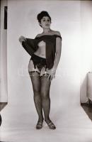 cca 1972 Fickándozni kéne már, szolidan erotikus felvételek, 20 db vintage negatív, 24x36 mm