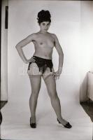 cca 1972 Fickándozni kéne már, szolidan erotikus felvételek, 20 db vintage negatív, 24x36 mm