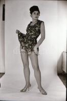 cca 1972 Fickándozni kéne már, szolidan erotikus felvételek, 20 db vintage negatív, 24x36 mm