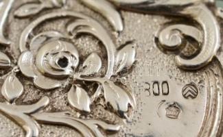 Ezüst ( Ag.) rózsás tortalapát, jelzett, h: 22,5 cm, nettó:70 g