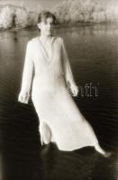 cca 1975 Nézz, ahová jól esik, szolidan erotikus felvételek, 8 db vintage negatív + 10 db vintage fo...