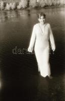 cca 1975 Nézz, ahová jól esik, szolidan erotikus felvételek, 8 db vintage negatív + 10 db vintage fo...