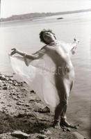 cca 1975 Nézz, ahová jól esik, szolidan erotikus felvételek, 8 db vintage negatív + 10 db vintage fo...