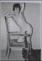 cca 1975 Nézz, ahová jól esik, szolidan erotikus felvételek, 8 db vintage negatív + 10 db vintage fo...