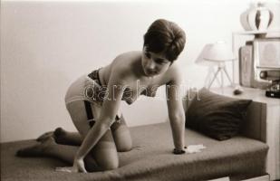 cca 1978 Örök téma, szolidan erotikus felvételek, 13 db vintage negatív, 24x36 mm