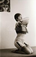 cca 1978 Örök téma, szolidan erotikus felvételek, 13 db vintage negatív, 24x36 mm