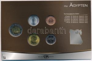 Egyiptom 2008-2010. 5p-1Ł (5xklf) fémpénz szettben, német nyelvű leírással T:1
Egypt 2008-2010. 5 P...
