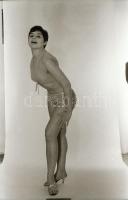 cca 1973 Sellő, pikkely nélkül, szolidan erotikus felvételek, 8 db vintage negatív, 24x36 mm