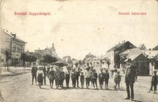 1914 Nagymihály, Michalovce; Kossuth Lajos utca, gyerekek. Kiadja Freireich T. / street view, children (ragasztónyom / glue marks)