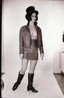 cca 1972 Vetkőzőszám Budapest éjszakai életéből, szolidan erotikus felvételek, 16 db vintage negatív...