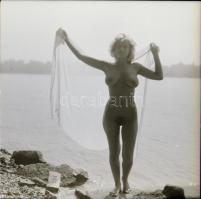 cca 1987 Bájos idomok, szolidan erotikus felvételek, 6 db vintage negatív + 9 db vintage fotó és/vag...