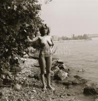 cca 1985 Izgalmas fotózások emlékei, szolidan erotikus felvételek, 8 db vintage negatív + 9 db vinta...