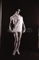 cca 1971 Feltáruló valóság, szolidan erotikus felvételek, 20 db vintage negatív, 24x36 mm