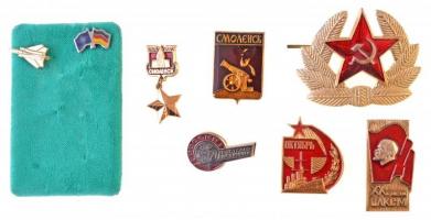 Szovjetunió 8db-os vegyes jelvény és kitűző tétel, kis dobozban T:2 Soviet Union 8pcs of various badges and pins in small box C:XF
