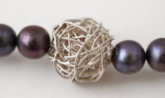 Tenyésztett festett gyöngysor, ezüst (Ag.) csattal, jelzett, ezüst ( Ag.) gombolyaggal, h:36 cm