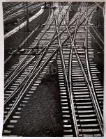 cca 1975 Jelzés nélküli, vintage fotóművészeti alkotás (vasúti sínek), a magyar fotográfia avantgarde korszakából, 40x30 cm