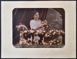 1936 Hajdu János (?-?) csongrádi fényképész, kézzel színezett, műtermi felvétele, 17,5x23 cm, karton...