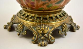 cca 1880 Zsolnay petróleumlámpa, kézzel festett porcelánfajansz test, bronz szerelékekkel, apró kopá...