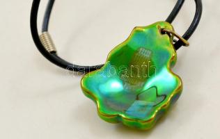 Zsolnay eozin mázas medál, jelzett, hibátlan, láncon, eredeti dobozában, 3×2,5 cm