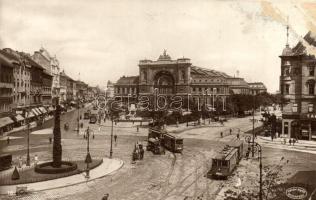 Budapest VII. Keleti pályaudvar, vasútállomás, Baross szobor, villamos, üzletek, bank; Csiky Foto (ragasztónyom / glue mark)