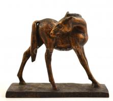 K.O. jelzéssel: Vakarózó ló. Festett műanyag, festék kopásokkal, m:21 cm, h:25 cm