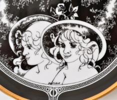 Hollóházi Jurcsák László által tervezett porcelán váza, tányérak (3 db) matricás, enyhe kopással, je...