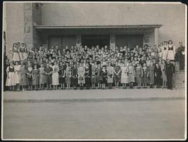 1942-1944 2 db kiránduló csoport fotója, a Pasaréten a torockó téri református templom előtt, Bp. Sc...