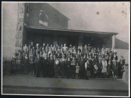1942-1944 2 db kiránduló csoport fotója, a Pasaréten a torockó téri református templom előtt, Bp. Sc...