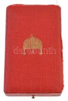 1922. "Magyar Koronás Bronzérem hadiszalagon, kardokkal" aranyozott Br kitüntetés mellszal...