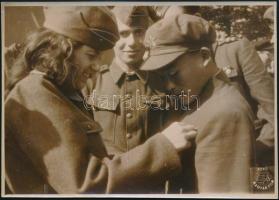 cca 1947 Görög és spanyol partizánok találkozása a kínai küldöttekkel Budapesten, Magyar Film Fotó, megjelent a Szabad Szó című újságban, pecséttel jelzett, feliratozott, 12×17 cm