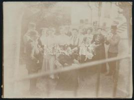 cca 1910-1920 Zita főhercegasszony ismeretlen társaság körében, fotó, a hátoldalon feliratozva, a hátoldalon ragasztott, 9x12 cm