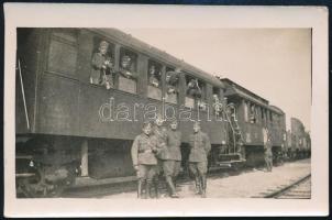 1940 Katonai szállítóvonat a vásárosnaményi pályaudvaron, útban a trianoni határ felé, hátoldalon feliratozott fotó, 7,5×12 cm