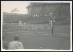 cca 1925 Az Óbudai Gázgyár teniszpályáján, fotó, 8×11 cm