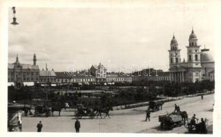 Szatmárnémeti, Szatmár, Satu Mare; Horthy Miklós tér, templom, lovaskocsik, Derby és L. Ragályi üzlete, zsidó köszsörűs / square, church, horse carts, shop, Jewish knife-grinder